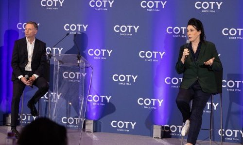 Coty relève ses prévisions de croissance et détaille sa stratégie mondiale