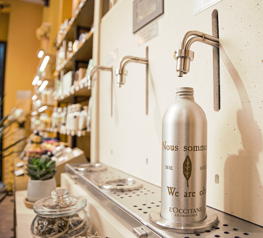 L'Occitane teste la recharge de gels douche en boutique